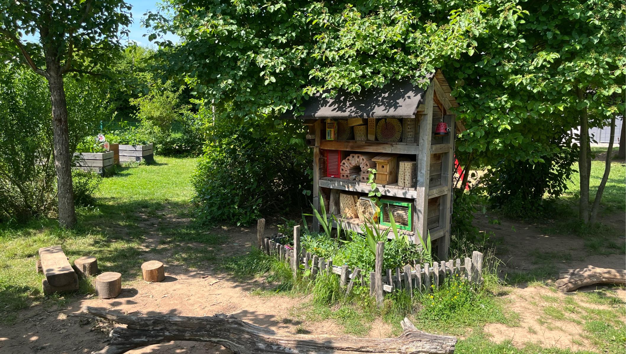 Man sieht ein Insektenhotel auf dem Außengelände der KiTa