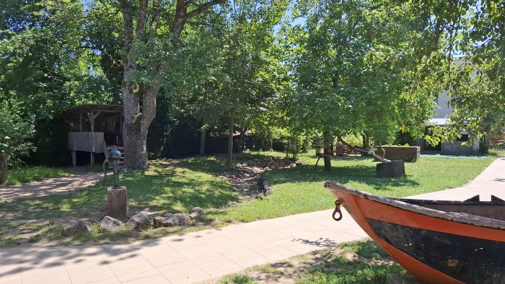 Man sieht den Außenbereich mit dem Wasserspielplatz mit Brunnenpumpe (c) Katholische KiTa gGmbH Trier Man sieht den Außenbereich mit dem Wasserspielplatz mit Brunnenpumpe