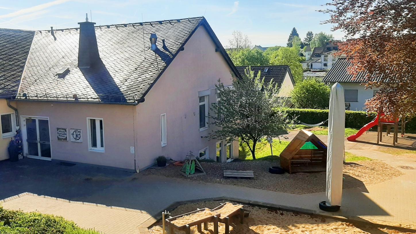 Außenansicht mit Spielplatz der Kindertageseinrichtung