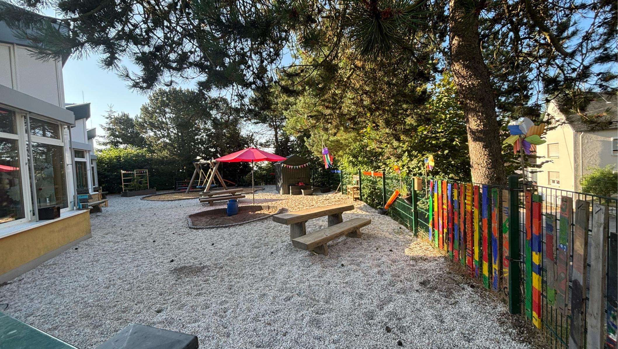 Man sieht den Spieltplatz der KiTa