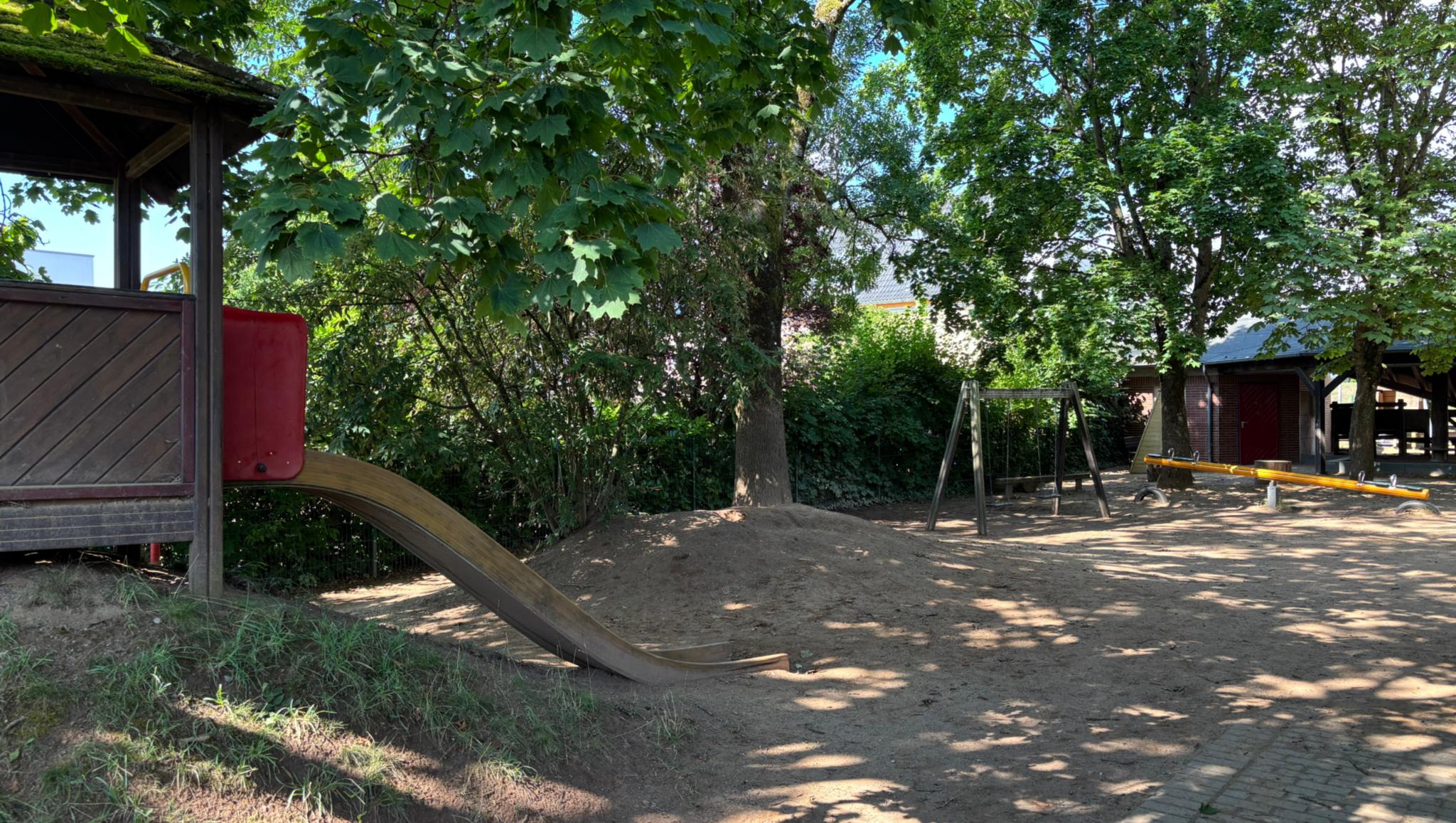 Man sieht den Spielplatz der KiTa