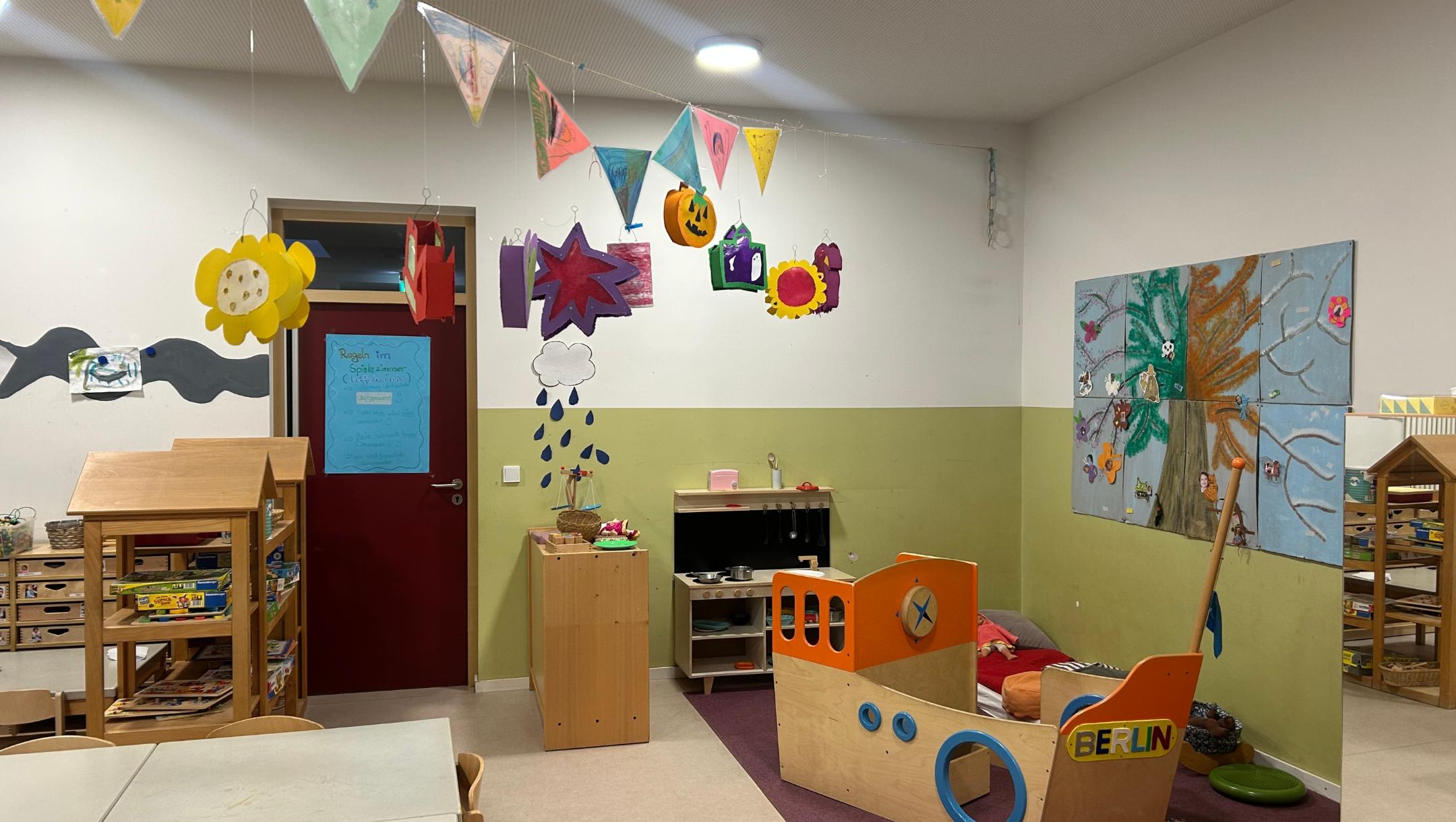 Man sieht ein Spielzimmer mit einem Spieleboot