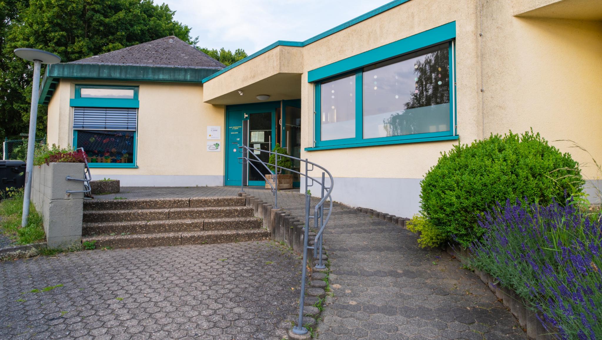 Man sieht den Eingangsbereich der KiTa St. Georg in Trier Irsch
