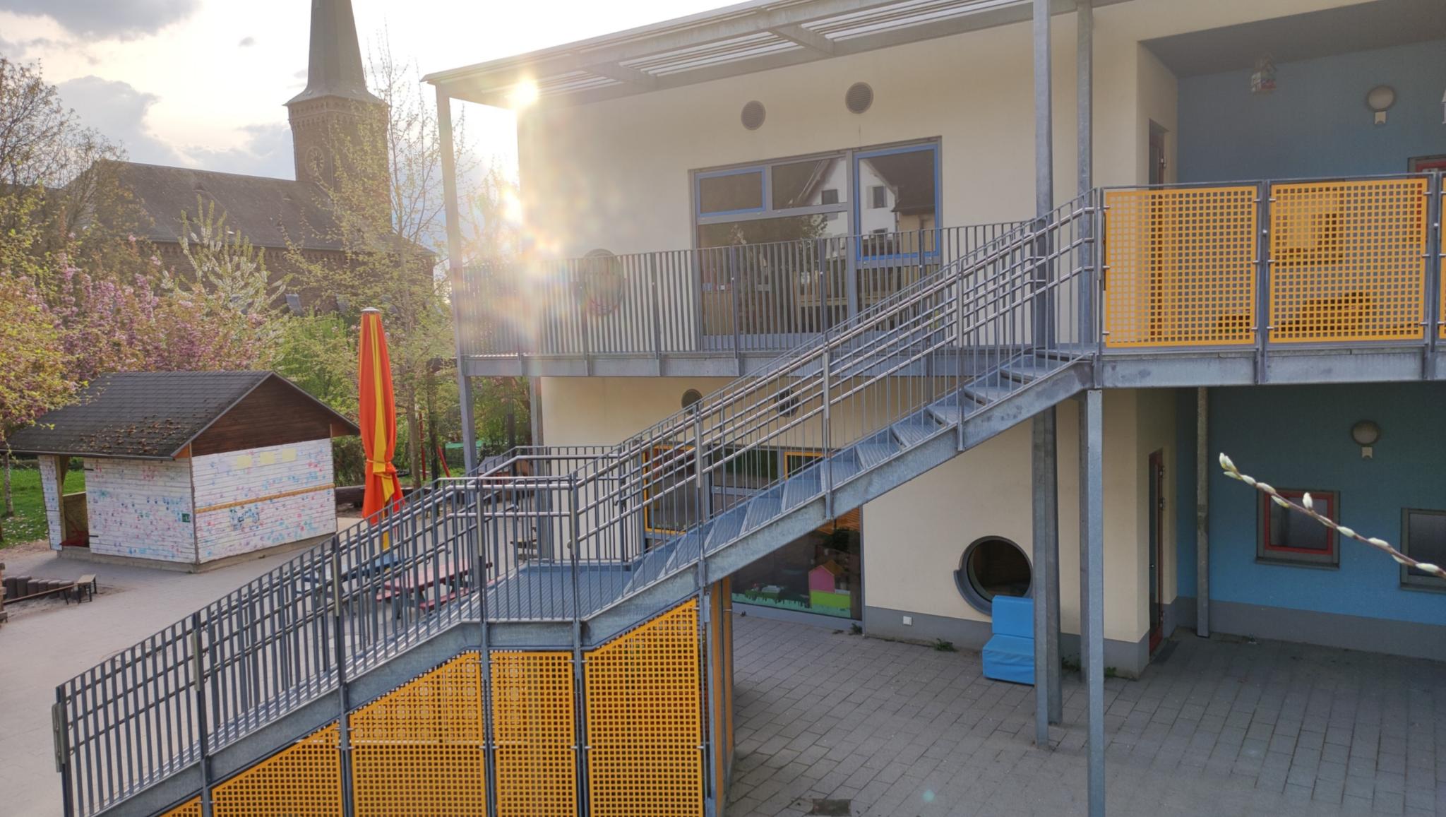 Man sieht die Treppe zur Kita