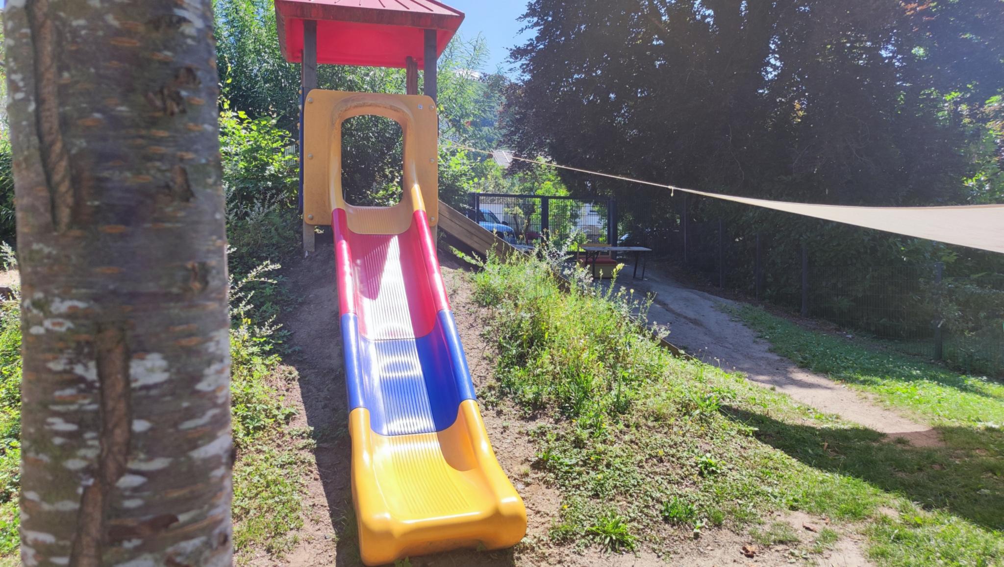 Man sieht die Rutsche der KiTa