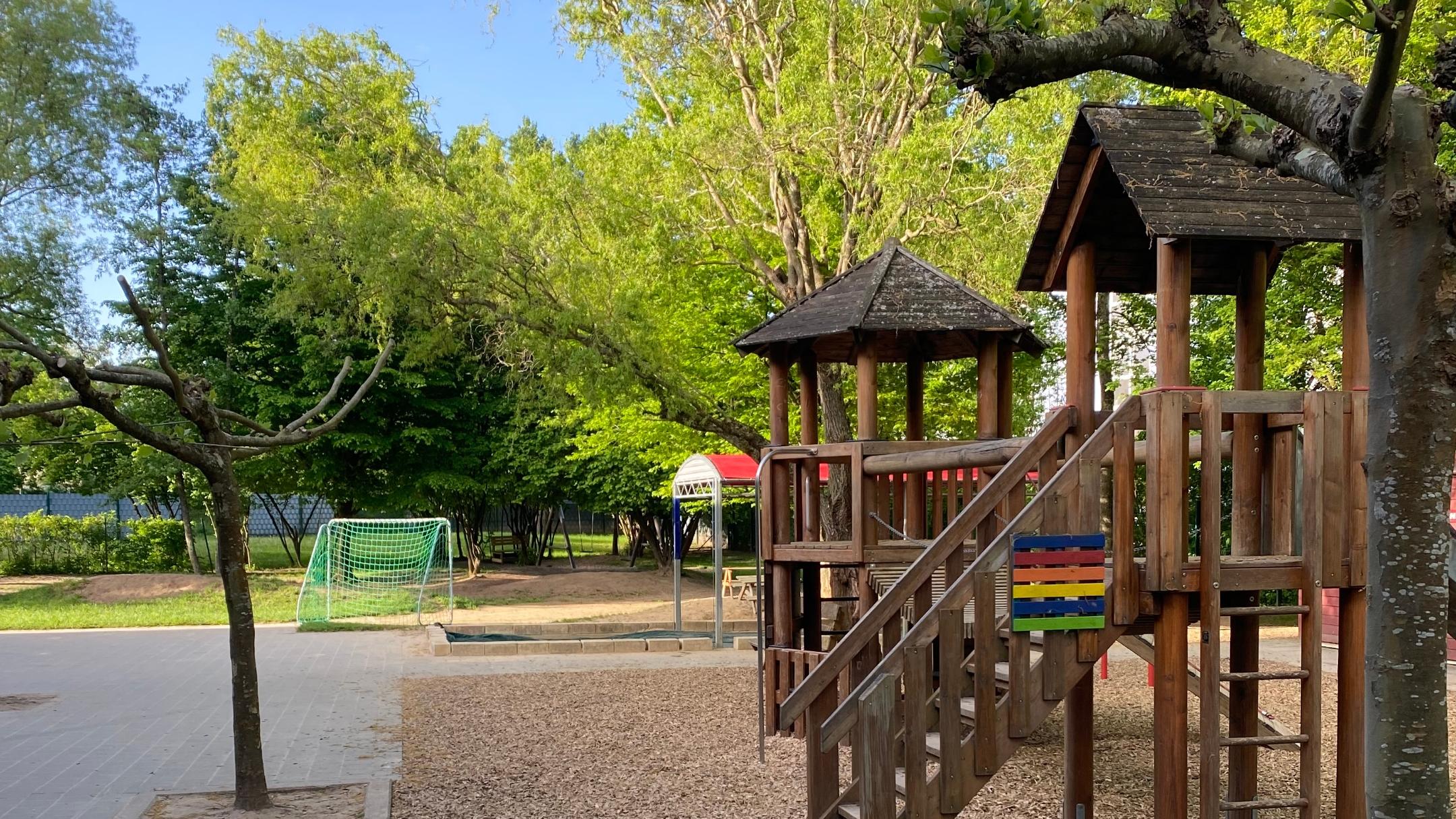 Man sieht das Außengelände der KiTa mit dem Spielplatz (c) Katholische KiTa gGmbH Trier Man sieht das Außengelände der KiTa mit dem Spielplatz