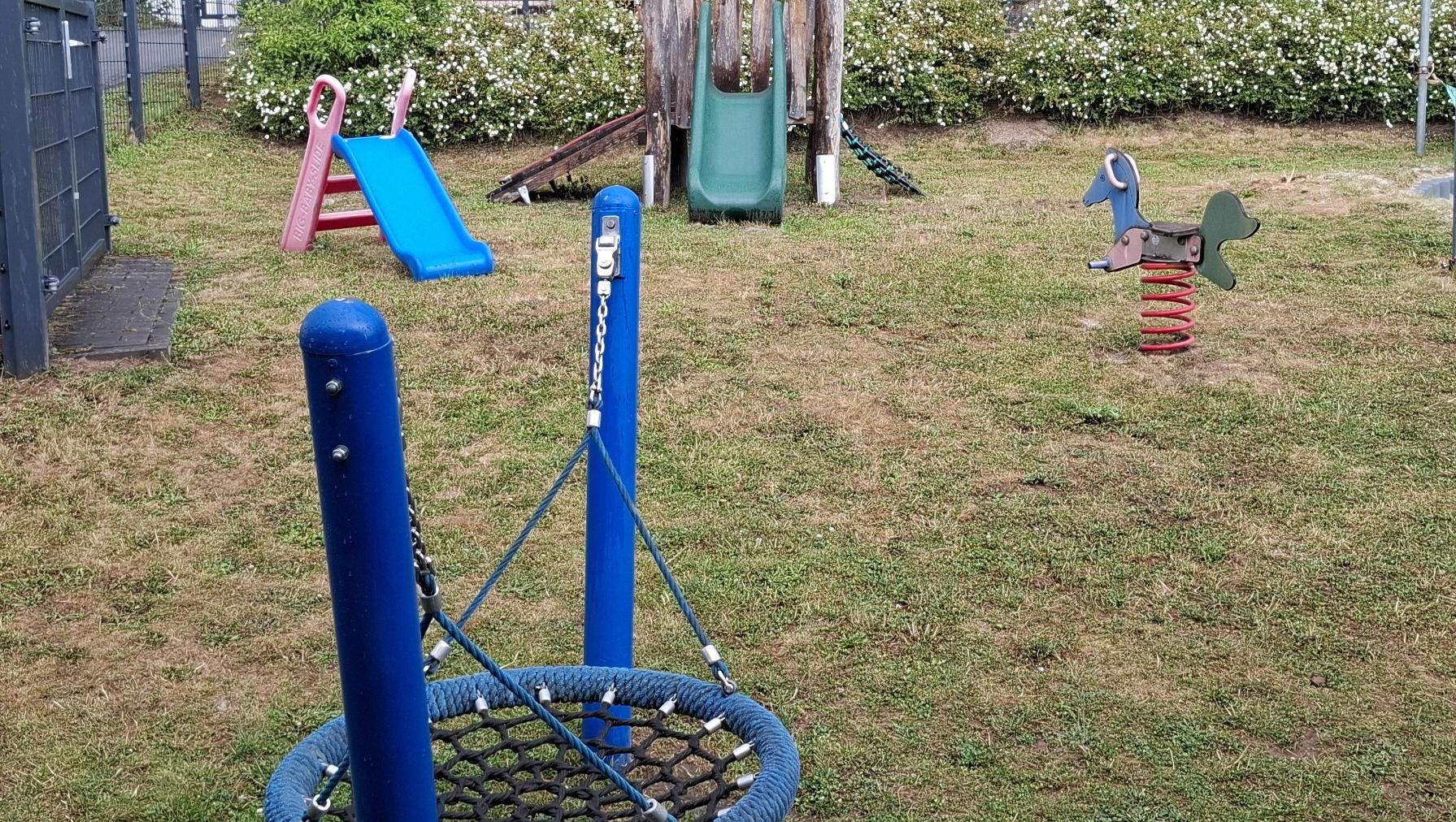 Man sieht den Spielplatz