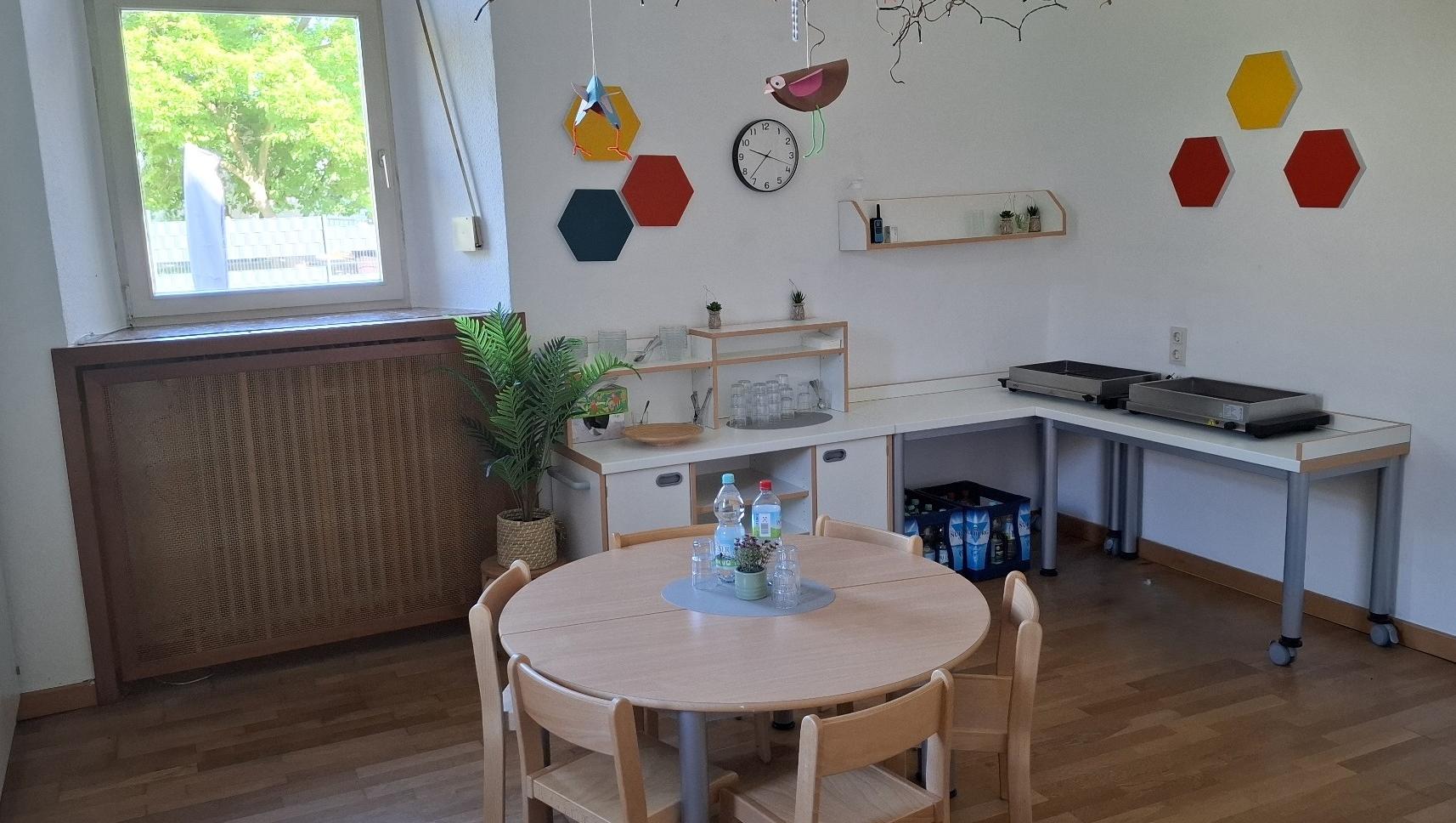 Man sieht das Bistro mit dem Buffet