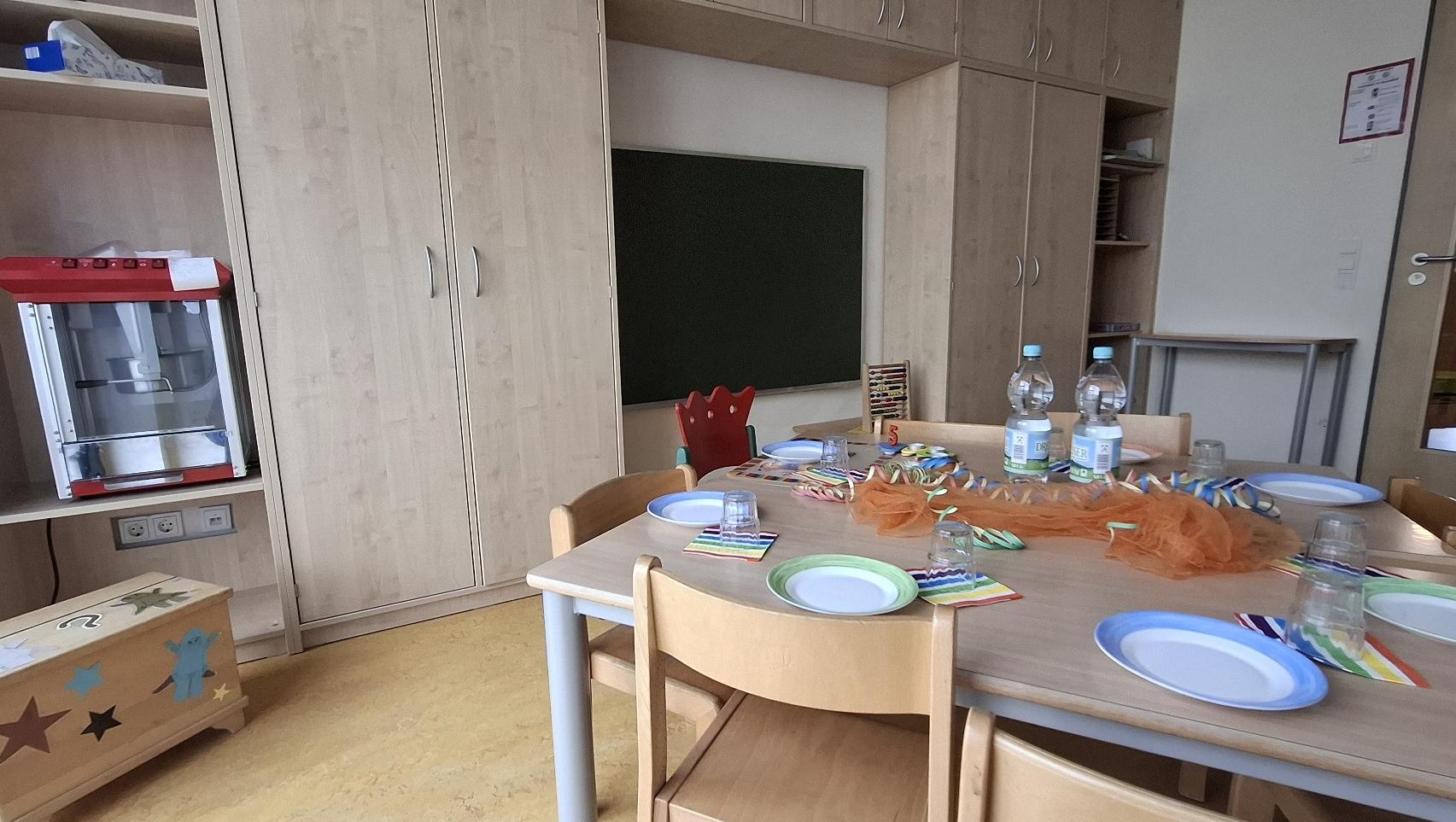 Man sieht das Bistro der KiTa