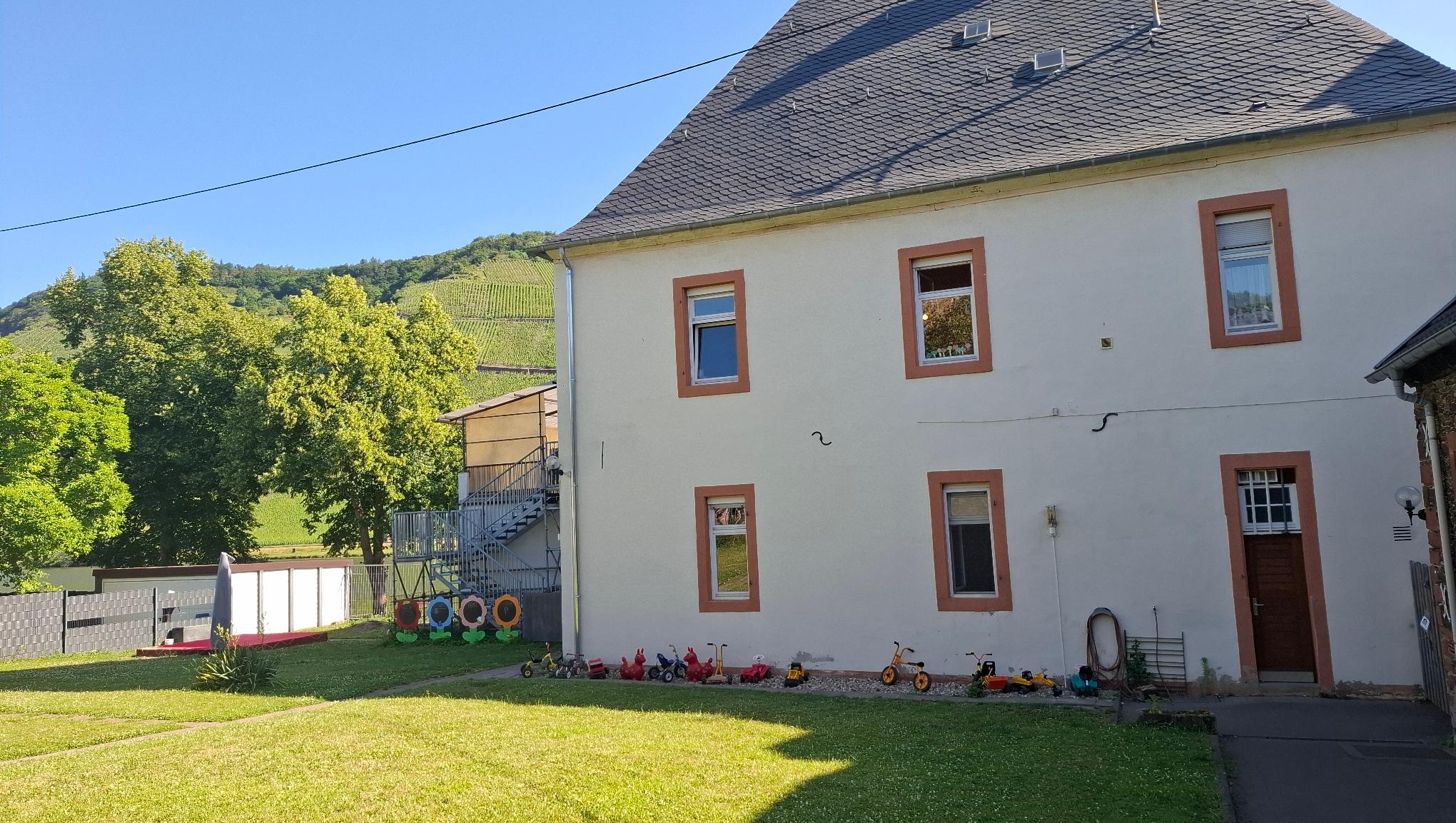 Man sieht den Garten hinter der KiTa