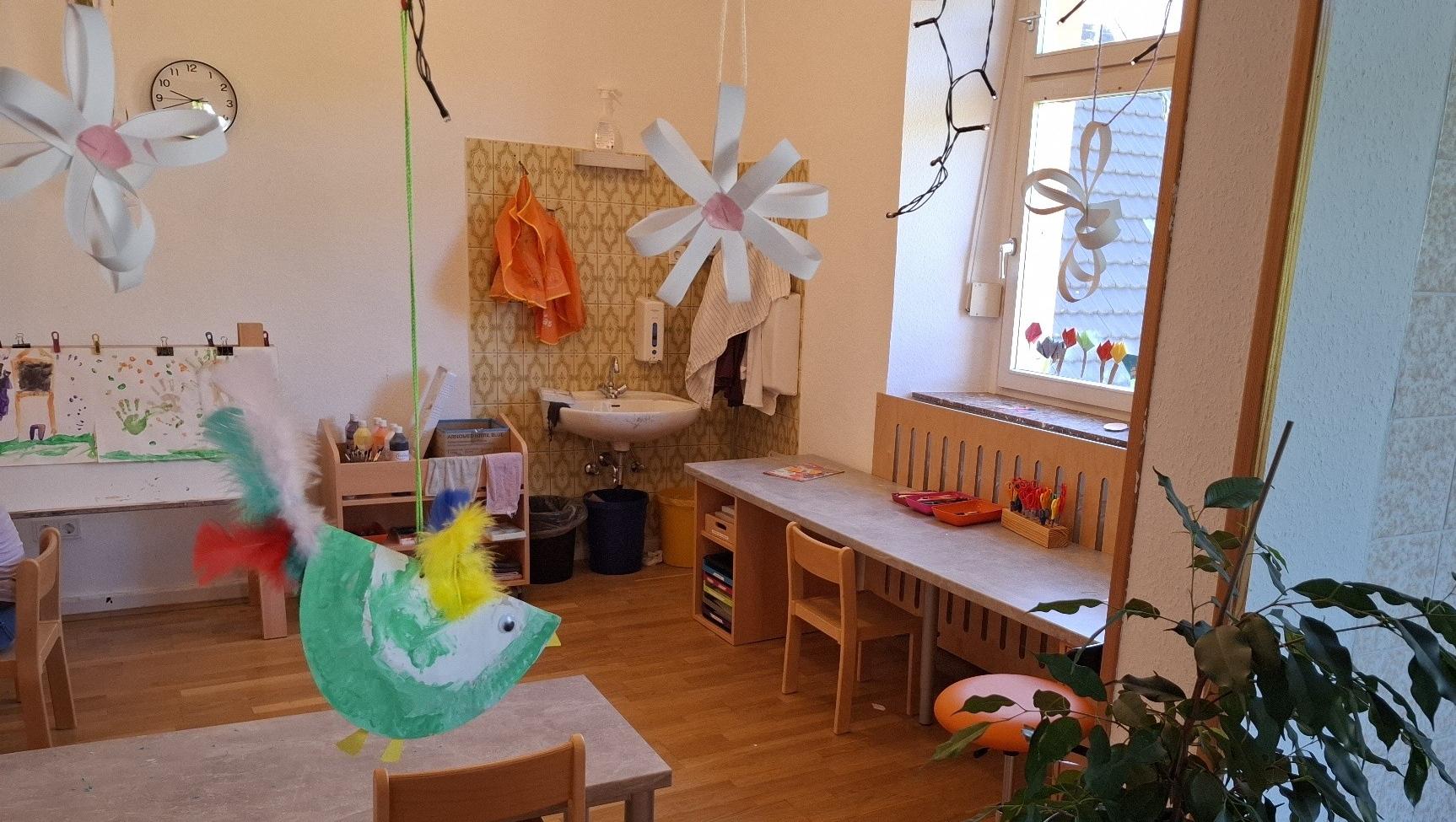 Man sieht Kunstwerke der Kinder und im Hintergrund den Kreativraum