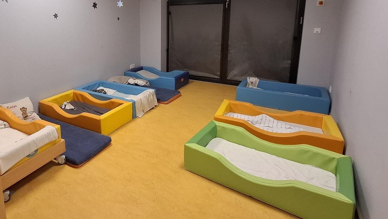 Man sieht den Ruheraum mit kleinen Betten